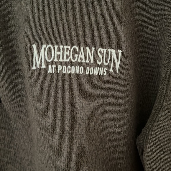 Mohegan Sun Hotel Sweater Size M - Picture 3 of 3
